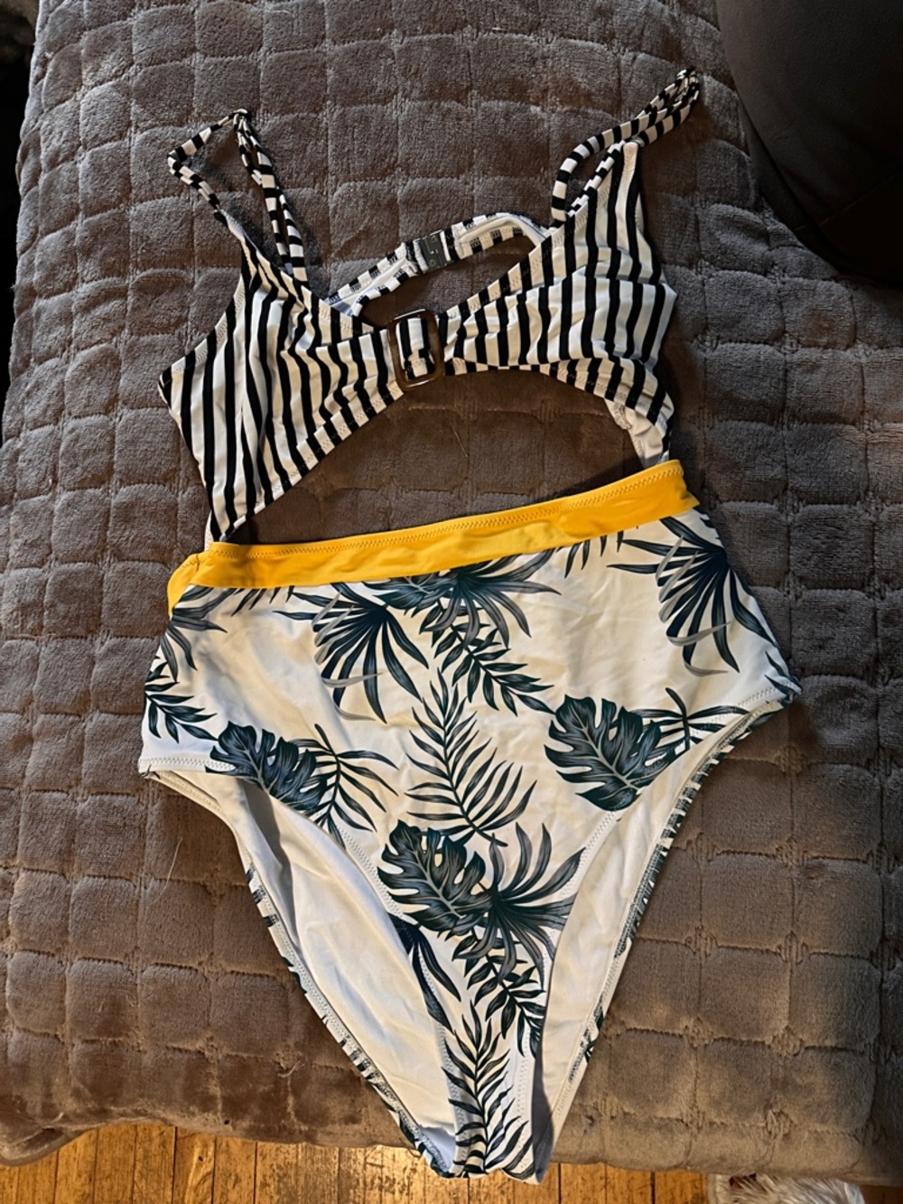 Cupshe Women’s Striped Buckle Bikini Top with Yellow Trim size Xl